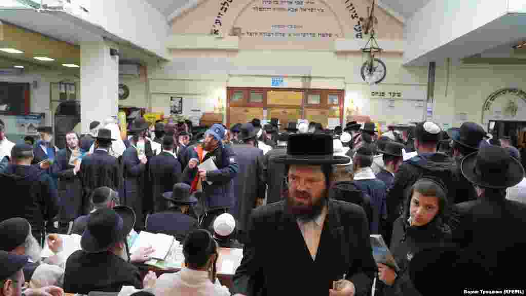 In the synagogue are mostly men, women have a separate entrance and it is forbidden to photograph them.