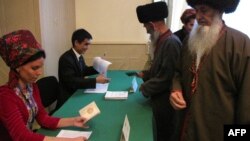 Türkmenistanda geçirilen saýlawlaryň birine gatnaşýan raýatlar we olary hasaba alýan resmiler.