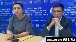 Глава приюта для животных ZooHome Евгения Мамаева и юрист приюта «Белый Бим» Абильхаир Мергалиев на брифинге. 3 апреля 2026 года