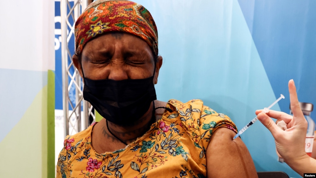 O femeie din Israel primește un vaccin anti-Covid. Israelul este una dintre țările cu cea mai bună rată de imunizare pe bază de vaccin din lume. 