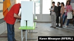 Armenia -- Armenians vote in parliamentary elections, Yerevan, 06May2012