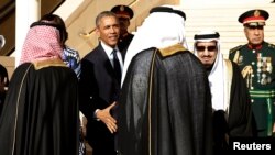 Король Саудовской Аравии Салман приветствует президента США Барака Обаму. Эр-Рияд, 27 января 2015 года.