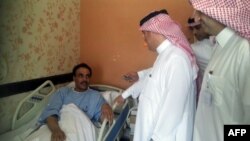 Министр здравоохранения Саудовской Аравии посещает в больнице пациента, заболевшего коронавирусом. Провинция аль-Ахса, 13 мая 2013 года.