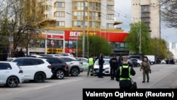 Работа полиции на месте захваченного стрелком супермаркета, Киев, 18 апреля 2026 года