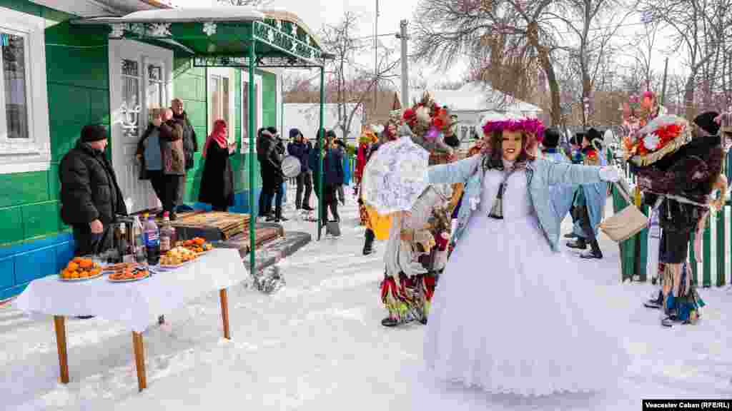 Printre personaje se mai numără soldații, căpitanul, tătuca, mămuca, feciorașul, mireasa, drăcușorii etc.