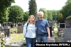Ганна Величко та її колега Роман із ГО «Український меморіал», який допомагає опікуватися могилами та забезпечує технічну підтримку сайту