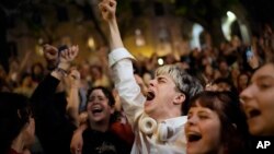 Tinerii portughezi cântă împreună cântecul care a lansat Revoluția Garoafelor, într-una dintre piețele în care s-au strâns militarii cu 50 de ani în urmă. Lisabona, 25 aprilie 2024.