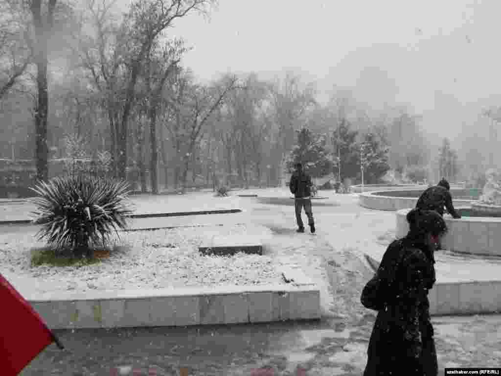 Aşgabatda gar ýagdy