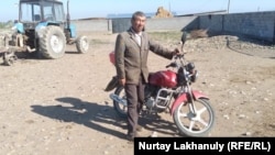 Турсынбай Сарсенбай говорит, что мотоцикл — его единственное средство передвижения. Он, как и другие сельчане, тоже пытается не попадать на глаза полиции. 16 мая 2021 года.