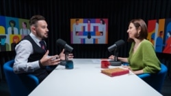 Judecătorul-vlogger Constantin Chilian, în studioul Europei Libere, discutând cu autoarea podcastului Laboratorul Social, Victoria Coroban