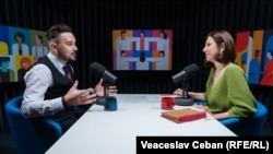 Judecătorul-vlogger Constantin Chilian, în studioul Europei Libere, discutând cu autoarea podcastului Laboratorul Social, Victoria Coroban