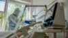 Egy új koronavírussal fertőzött beteg a Budapesti Országos Koranyi Pulmonológiai Intézet elszigetelő helyiségében lélegeztetőgépen van, 2020. április 21-én