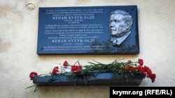 Qırımtatar kinooperatorı Kenan Kutub-zadeniñ hatıra tahtası, Yalta