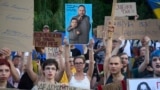 Ukrajinci su ove sedmice protestovali protiv zakona koji je potpisao predsjednik Volodimir Zelenski, a koji je ugrozio nezavisnost agencija za borbu protiv korupcije u zemlji. On je njihov pritisak naveo kao razlog zašto je odustao od zakona samo nekoliko dana kasnije.