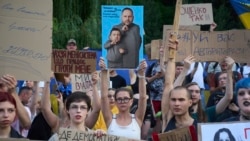 Ukrajinci su ove sedmice protestovali protiv zakona koji je potpisao predsjednik Volodimir Zelenski, a koji je ugrozio nezavisnost agencija za borbu protiv korupcije u zemlji. On je njihov pritisak naveo kao razlog zašto je odustao od zakona samo nekoliko dana kasnije.