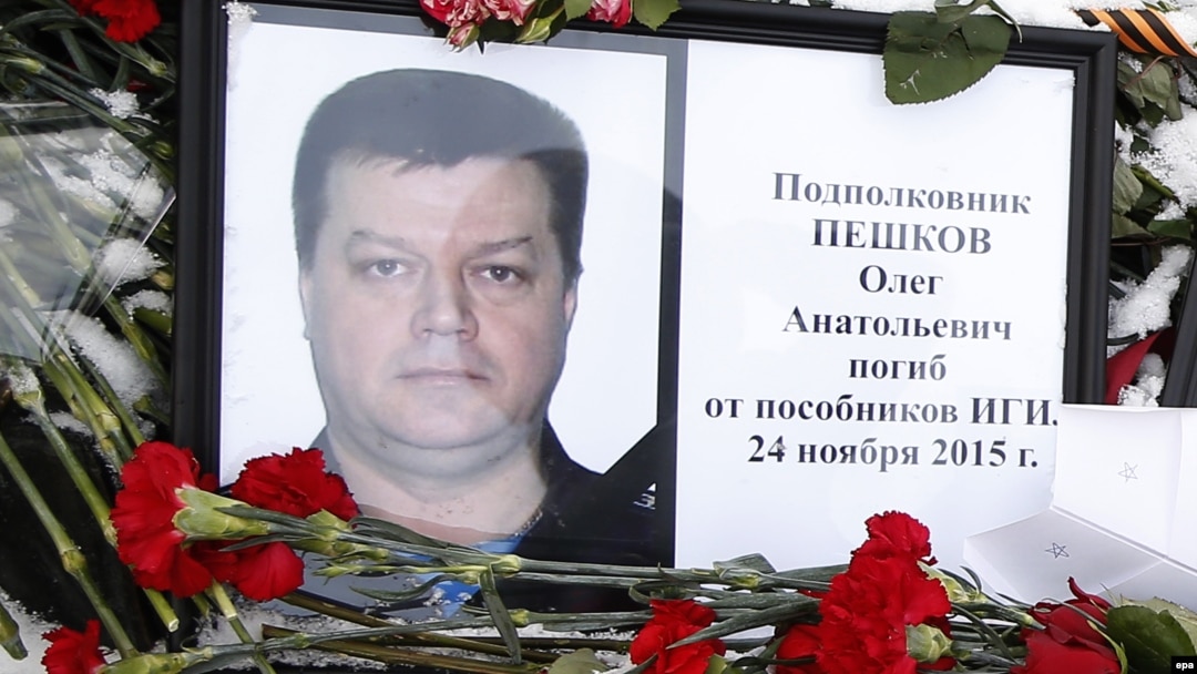 26 ноября 2015 года, импровизированный мемориал Олегу Пешкову около здания Министерства обороны РФ