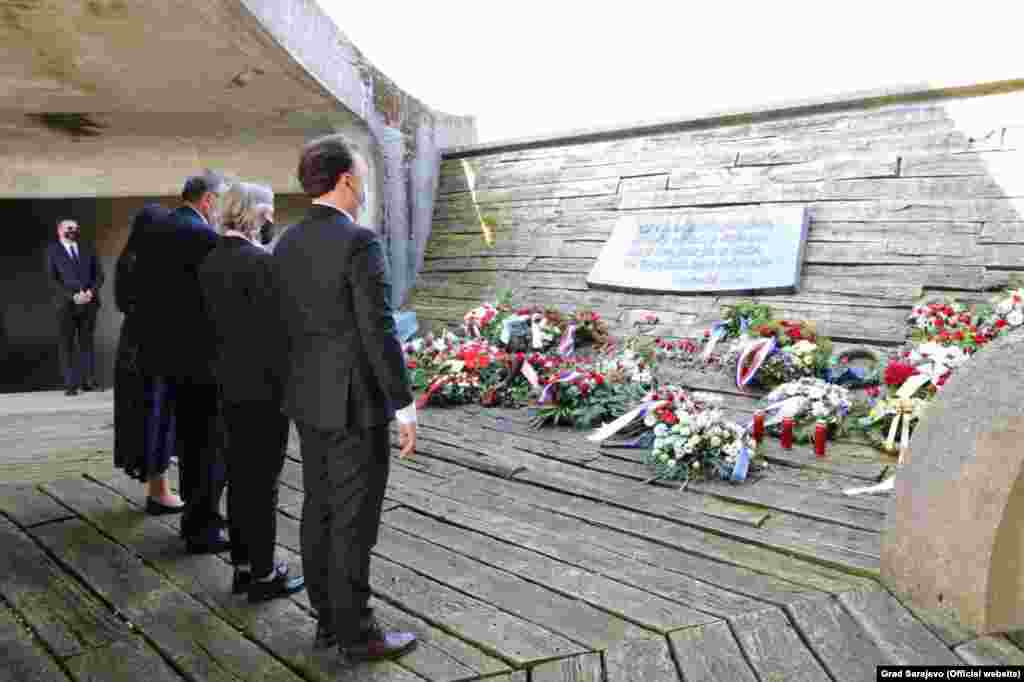 Delegacija grada Sarajeva predvođena gradonačelnicom Benjaminom Karić odali su počast žrtvama u Jasenovcu, Hrvatska 22 april 2021.