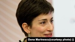 Oana Marinescu consideră că modul în care premierul comunică este în totală disonanță cu acțiunile sale.