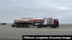O autocisternă a companiei Lukoil la Aeroportul Chișinău.