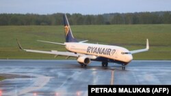 A Ryanair eltérített Boeing 737–8AS gépe a minszki repülőtér betonján 2021. május 23-án