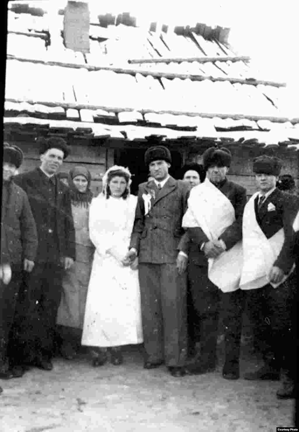 Moldoveni deportați de sovietici în 1941 - Din albumul Elenei Șișcan