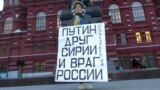 Россия. Гражданский активист Ирина Калмыкова. Одиночный пикет. Москва, вблизи Кремля. 27.01.2016