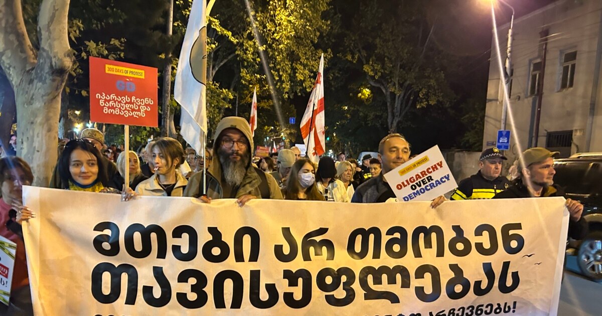 დემონსტრაციების მე-300 დღეს გაიმართა მსვლელობა 300 არაგველის მემორიალიდან