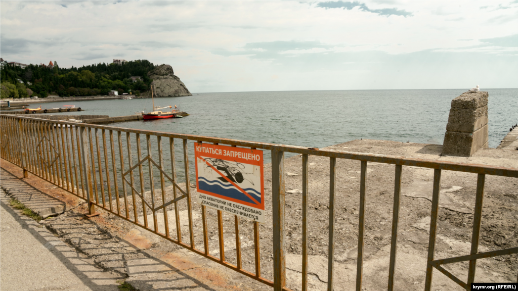 За пляжем санатория &laquo;Карасан&raquo; &ndash; муниципальный пляж №2 с полуразрушенными бетонными стенками и смытой галькой, где формально купаться запрещено