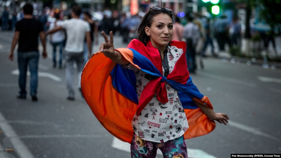 Участница акции протеста в Ереване