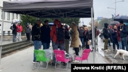 Autoprevoznik Milomir Jaćimović počeo je štrajk glađu u Novom Sadu ispred zgrade pokrajinske vlade, 10. novembar 2025. 