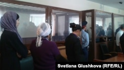 Шестеро подсудимых в день оглашения приговора по обвинению в терроризме. Астана, 14 августа 2013 года. 