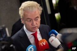 Liderul partidului extremist din Olanda, Geert Wilders, nu a putut crea un guvern viabil condus de el însuși. După șapte luni de negocieri, a fost aprobat un guvern pe care el îl conduce din culise, în timp ce liderul oficial este Dick Schoof.