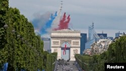 Парад в Париже по случаю Дня взятия Бастилии