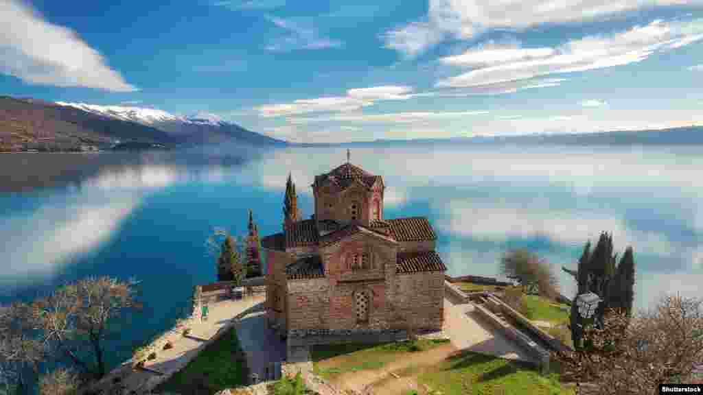 Crkva Svetog Jovana Bogoslova na makedonskoj obali &nbsp; Ohridsko jezero dijele Sjeverna Makedonija i Albanija i dom je nekih od najstarijih evropskih slavenskih crkava. 1979. godine makedonski dio jezera upisan je na listu svjetske baštine UNESCO-a.