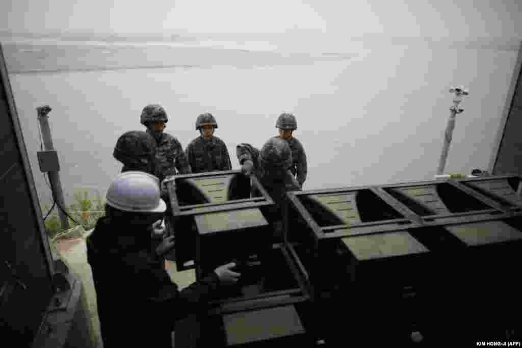 سربازان کره جنوبی در حال پایان دادن به کار بلندگوهای تبلیغاتی که در منطقه مرزی نصب شده&zwnj; بود. این بلندگوها سال&zwnj;ها به پخش تبلیغات برای کره شمالی مشغول بودند، اما پس از دیدار رهبران دو کره تصمیم گرفته شد به کار آن&zwnj;ها پایان داده شود؛ اول مه ۲۰۱۸.