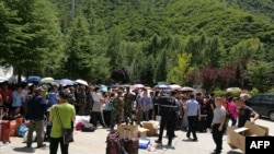 Туристи чекають евакуації після землетрусу в Цзючжайґоу в південно-західній провінції Сичуань, 9 серпня 2017 