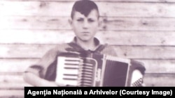 Fondatorul formațiilor Noroc și Contemporanul, Mihai Dolgan, aici la vârsta de 13 ani, în exilul siberian, deportat împreună cu familia în 1949 în satul Onohoi, RASS Bureată.