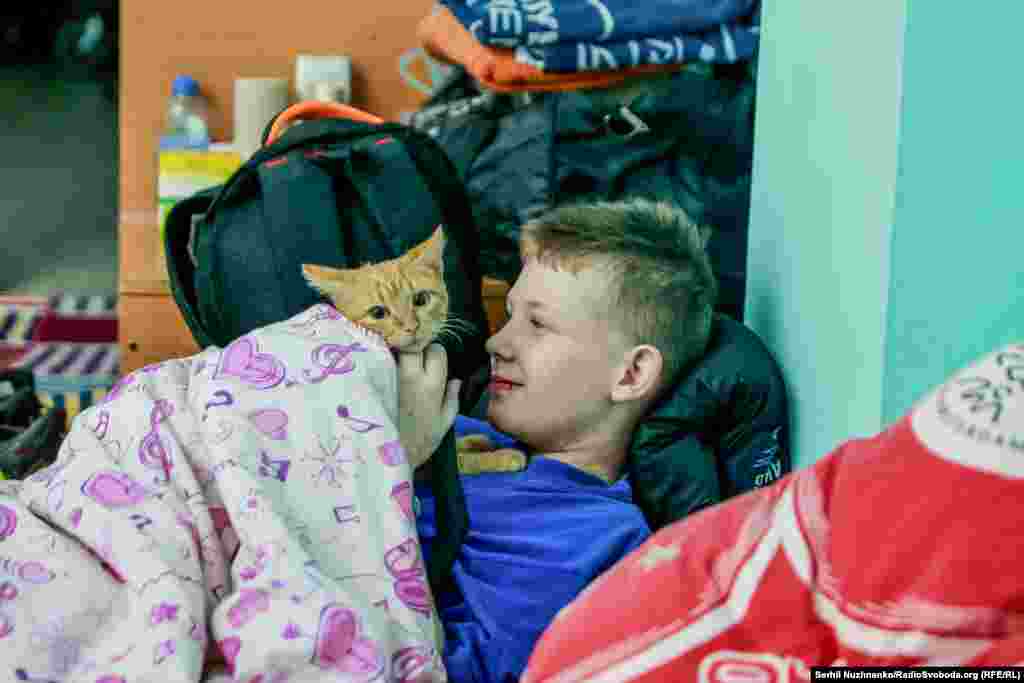 В укритті в одній з шкіл у Пущі Водиці біля Києва, 6 березня 2022 року