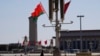 Piața Tiananmen: steagurile belarus și chinez în onoarea vizitei de trei zile a președintelui Alexadr Lukașenka în China Biejing, 1 martie 2023.
