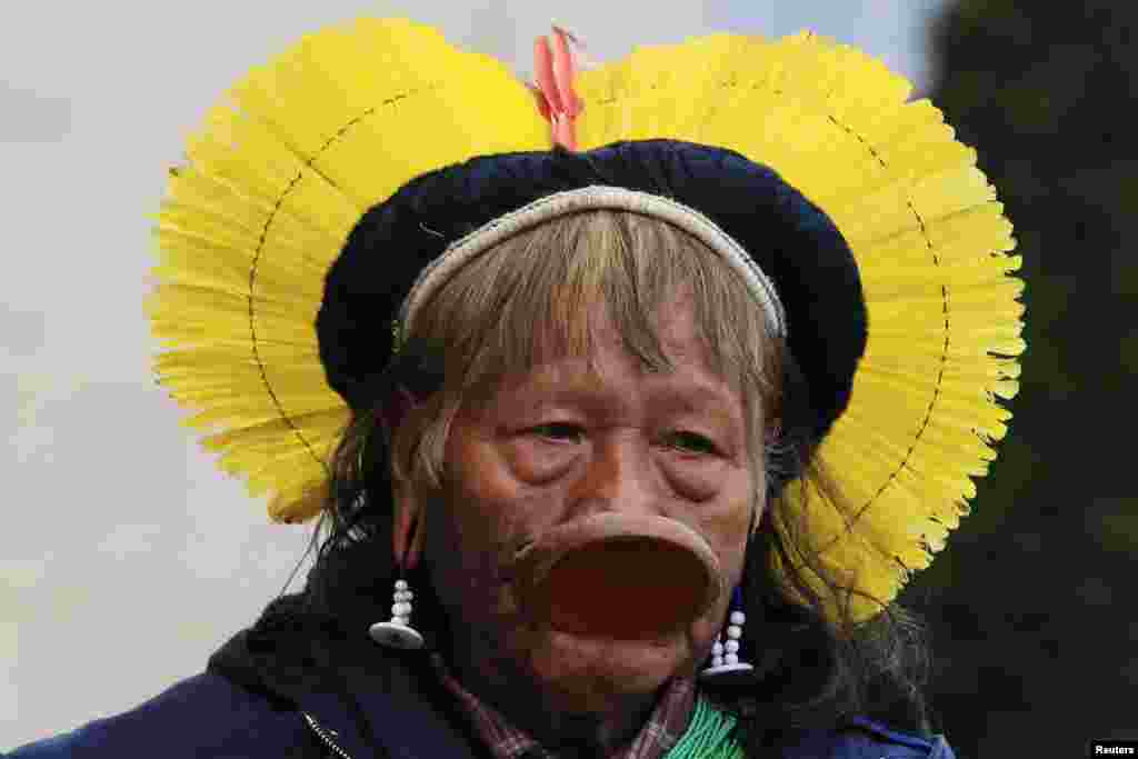 Brazilian Indian chief Raoni Txukarramae, the chief of the Amazonian Indian tribe Kayapo, arrives for a meeting at the Elysee Palace in Paris. (Reuters/Gonzalo Fuentes)