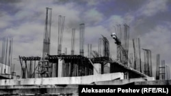 Колкав е долгот на државата кон градежниците?