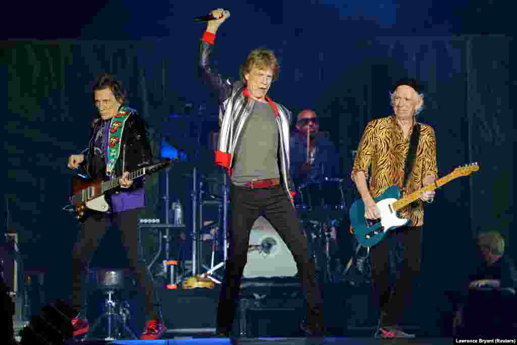 Mick Jagger, Keith Richards és Ronnie Wood a Rolling Stones turnéjának első koncertjén, szeptember 26-án St. Louisban, egy hónappal dobosuk, Charlie Watts halála után