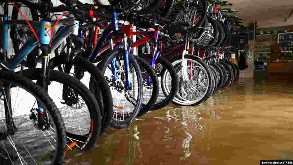 Магазин велосипедов, затопленный из-за сильных дождей