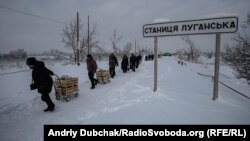 Люди рухаються у напрямку непідконтрольної території Луганської області після проходження контролю на КПВВ «Станиця Луганська»