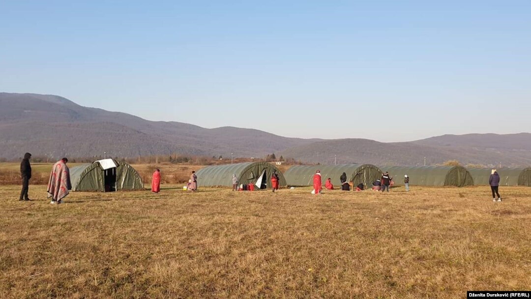 Karantin u šatorima pored prelaza Izačić