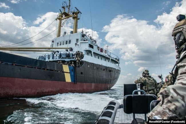 Абордажні дії групи 73 Морського центру спеціального призначення на кораблі умовного противника у відкритому морі