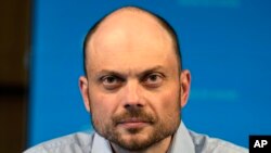 Vladimir Kara-Murza a fost eliberat dintr-o închisoare rusească în urma unui schimb de prizonieri între Rusia și Occident.