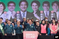 Potpredsednik Tajvana i predsednički kandidat Laj Čing-te, u sredini, drži govor tokom predizborne kampanje, 6. januara 2024. Ako pobedi, Kina će sigurno nastaviti da preti i izoluje Tajvan, ocenjuje "Ikonomist" (The Economist).