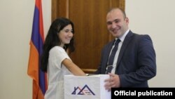 Шушан Пашинян выбирает участника, который будет гостить у них дома, Ереван, 3 августа 2018 г.