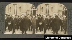 Clemenceau, Wilson și Lloyd George după semnarea Tratatului de pace, părăsind Palatul Versailles